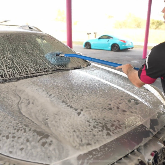 Picture of Mitt On A Stick Pro Plus washing a car